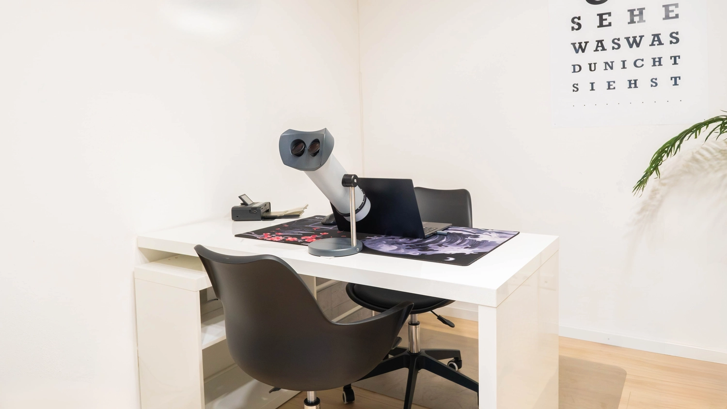 Der Untersuchungsraum ist mit einem Schreibtisch, einem Stuhl und einem VNG-Brillensystem ausgestattet, das zur Analyse von Augenbewegungen dient, um die Ursachen von Schwindel und Drehschwindel zu ermitteln.