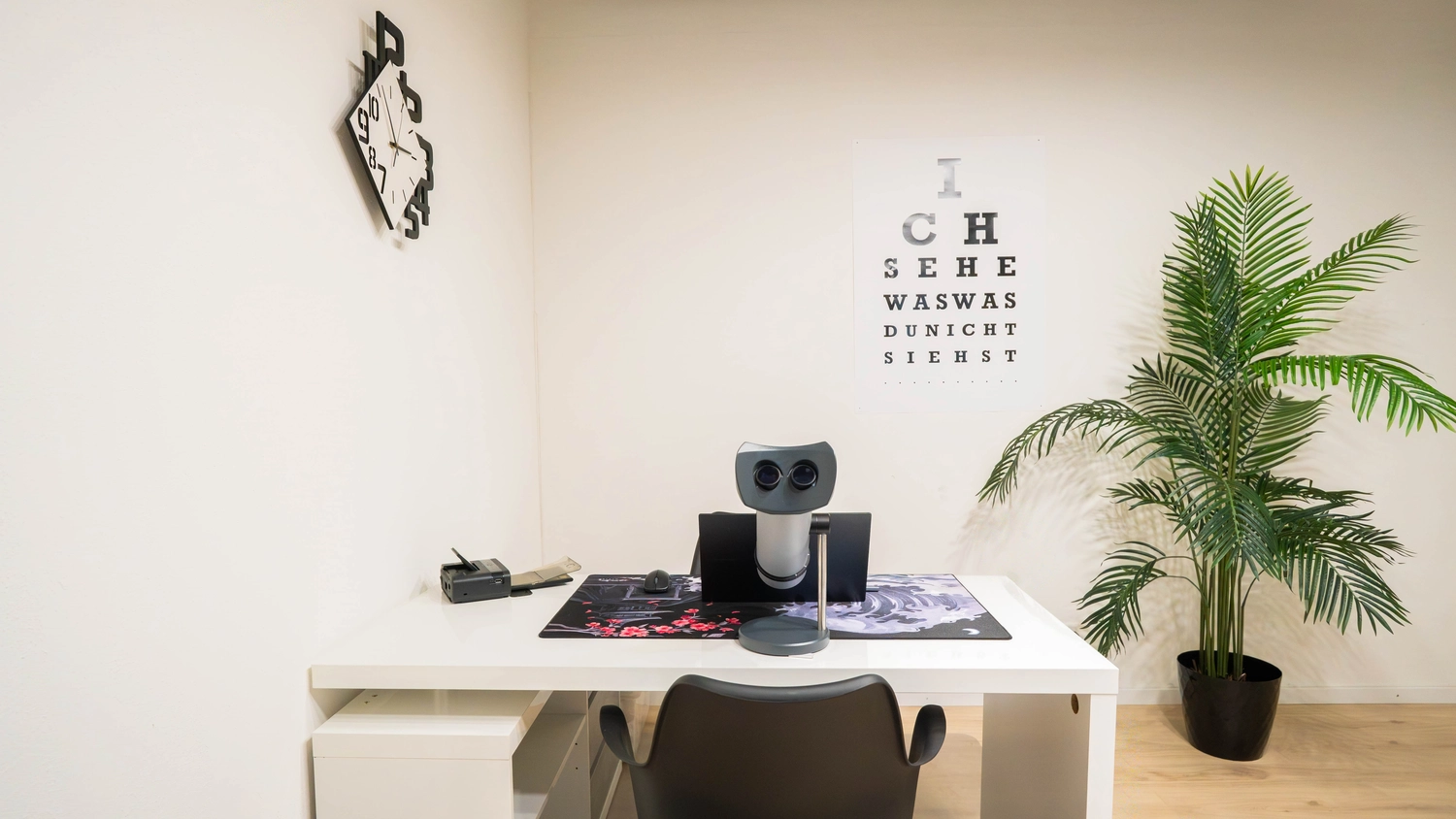 Der Untersuchungsraum ist mit einem Schreibtisch, einem Stuhl und einem VNG-Brillensystem ausgestattet, das zur Analyse von Augenbewegungen dient, um die Ursachen von Schwindel und Drehschwindel zu ermitteln.