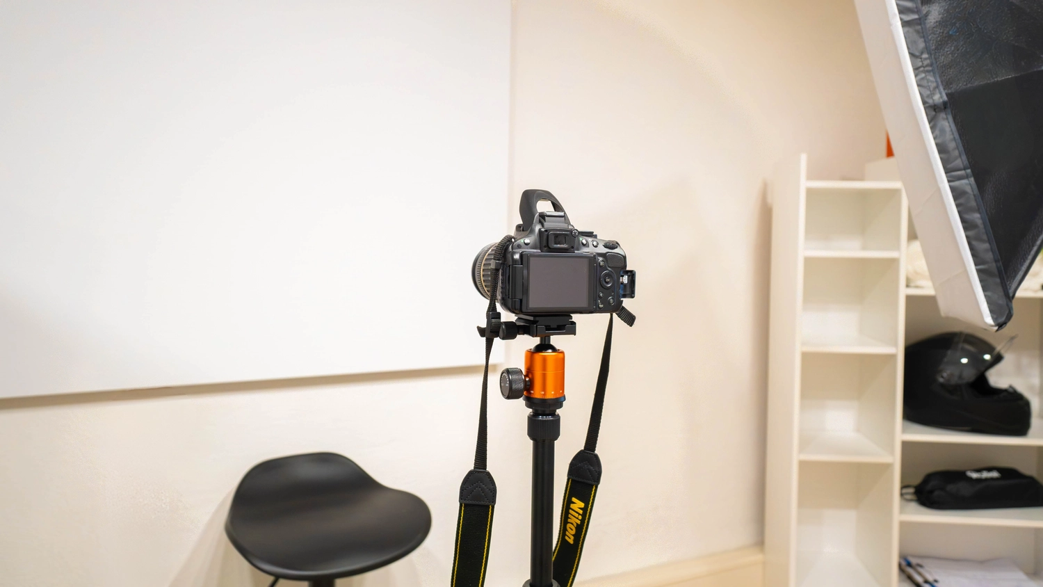Fahrschule Fahrwerk Bayer GmbH - Führerscheinausbildung - Professionelles Studio-Setup mit einer auf einem Stativ montierten DSLR-Kamera.
