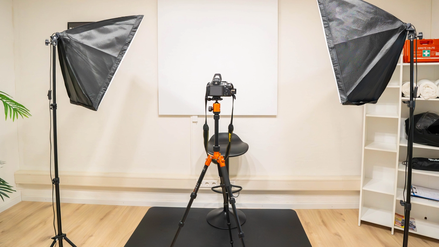 Fahrschule Fahrwerk Bayer GmbH - Führerscheinausbildung - Professionelles Studio-Setup mit zwei Softbox-Leuchten auf Stativen und einer DSLR-Kamera auf einem Stativ.