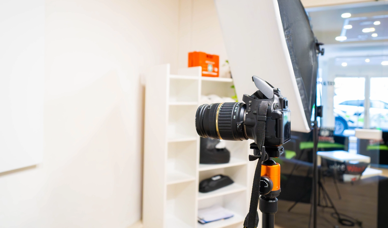 Fahrschule Fahrwerk Bayer GmbH - Führerscheinausbildung - Professionelles Studio-Setup mit einer auf einem Stativ montierten DSLR-Kamera.