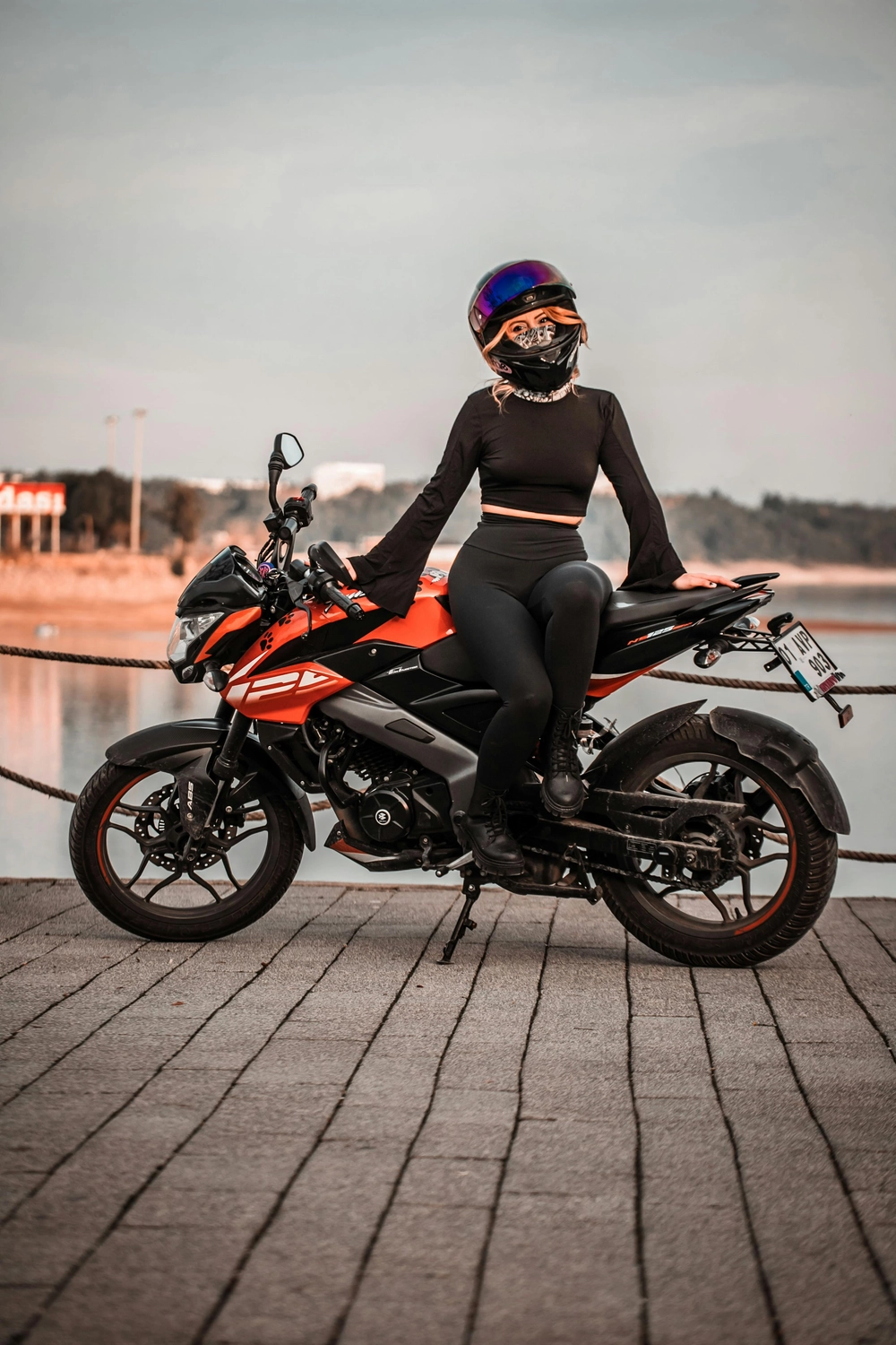 Fahrschule Fahrwerk Bayer GmbH - Führerscheinausbildung -Eine Person in schwarzer Kleidung, Helm und Maske sitzt auf einem rot-weißen Motorrad.